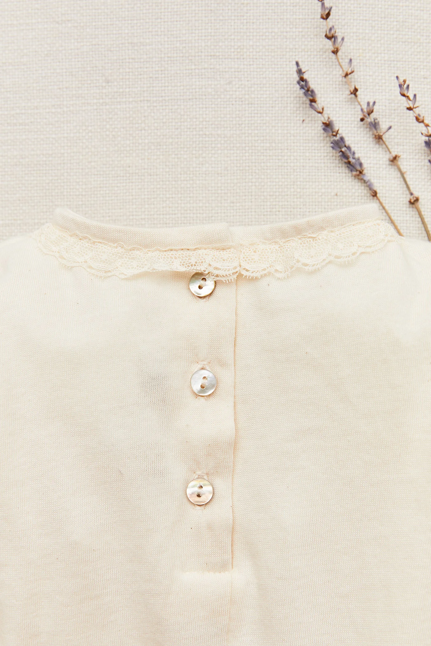 Cream sponge body with lace trim, jersey/T shirt - Image 4