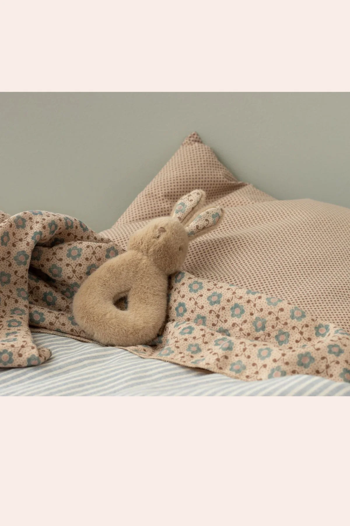 Maileg - Rabbit Rattle Set - Cream Peach - Image 3
